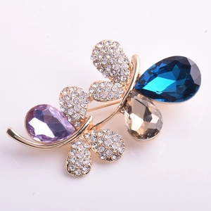 Détail de la broche papillon avec cristaux violets et strass blancs étincelants