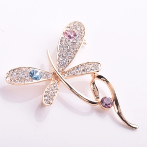 Detailansicht einer Libellenbrosche mit bunten Strasssteinen und Gold-Finish
