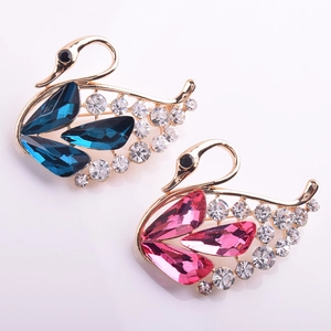 Elegante Schwan-Broschen aus Goldlegierung mit blauen und rosa Kristallen im Set