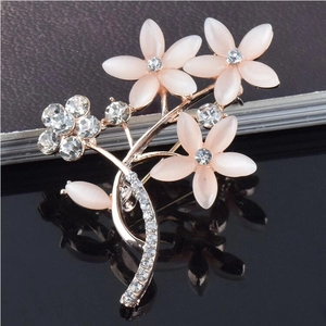 Eleganter roségoldener Blumenanstecker mit rosa Opal-Blüten und funkelnden Strass