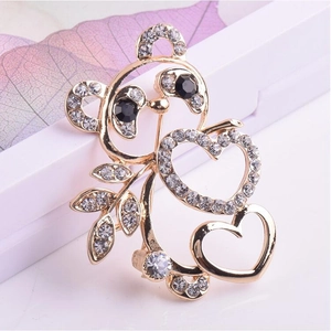 Broche panda élégante dorée avec motifs de cœur évidés et strass blancs scintillants