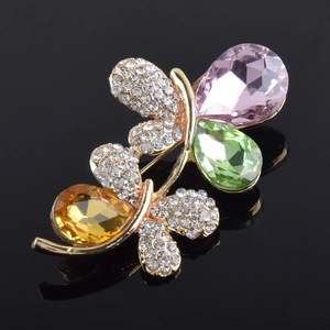 Exquise broche papillon dorée avec cristaux multicolores et strass étincelants