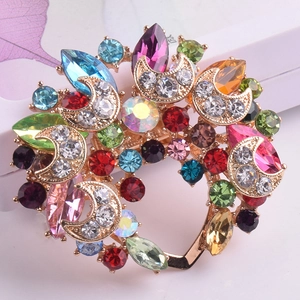Macro d'une broche Bauhinia ornée de cristaux multicolores et éléments lunaires