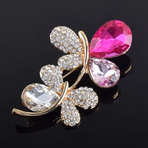 Élégante broche papillon avec cristaux roses sur un fond noir luxueux et réfléchissant