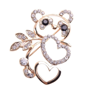 Broche panda en cristal étincelant avec détails de feuilles de cœur en or
