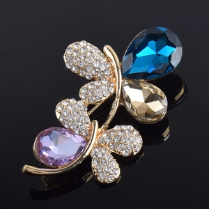 Détail de broche papillon avec des pierres de cristal sur fond de miroir noir élégant