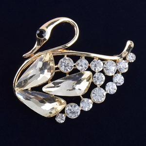 Makroansicht der goldenen Schwanenbrosche mit champagnerfarbenen Kristallen und Strass