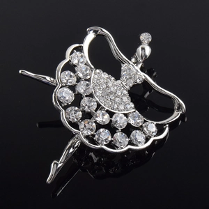 Détails de strass étincelants sur une élégante broche de danseuse de ballet en argent