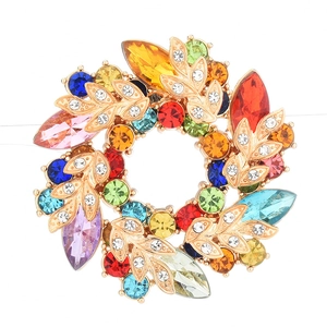 Élégante broche fleurie en cristal multicolore avec strass brillants sur monture dorée