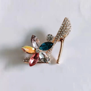 Elegant crystal high heel brooch with colorful gems and gold-plated alloy finish