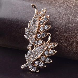Broche élégante en forme de feuille dorée avec cristaux et design plume minimaliste pour femme