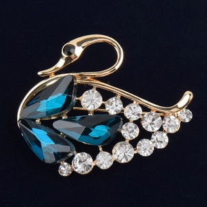 Detailansicht der Schwanen-Brosche mit dunkelblauen Kristallen und Strass auf Schwarz