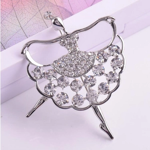 Broche de danseuse de ballet élégante ornée de cristaux et de strass argentés brillants