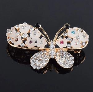 Eleganter Schmetterlings-Brosche aus Gold mit weißen Harzblüten und bunten Kristallsteinen