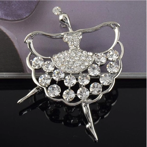 Broche ballerine élégante en argent avec strass brillants sur un miroir noir poli