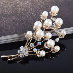 Élégante broche bouquet de fleurs dorée avec perles blanches et cristaux brillants