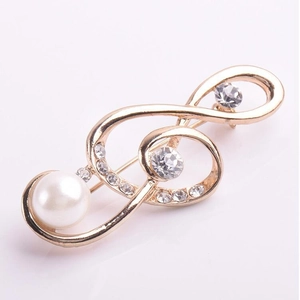 Élégante broche note de musique en or avec perle blanche et accents de cristal