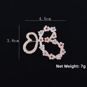 Makroaufnahme der Kristallbrosche mit Maßen 4,5cm x 3,8cm und rosa Blumendetails