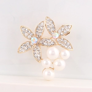 Eleganter goldener Blumen-Brosche mit funkelnden Kristallen und weißen Perlen für Damen