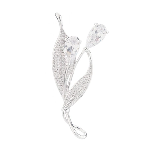 Élégante broche florale argentée avec cristaux en poire et détails de feuilles pavées