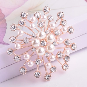 Élégante broche en forme d'étoile en or rose avec perles et cristaux pour femmes