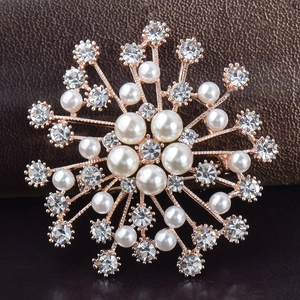 Élégante broche flocon de neige en or rose avec perles blanches et cristaux étincelants