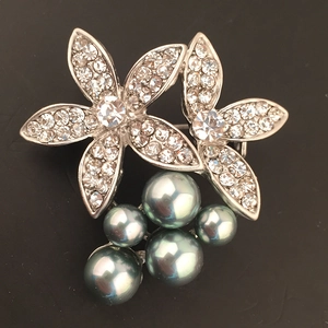Eleganter Silberbroschen-Pin mit funkelnden Kristallblumen und fünf pfauengrünen Perlen