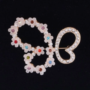 Eleganter Schmetterling-Anstecknadel mit rosa Blüten und bunten Strasssteinen auf Gold