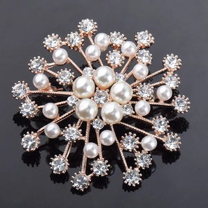 Broche étoile élégante en or rose avec perles blanches et strass en cristal brillants