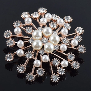 Élégante broche étoile en or rose avec perles blanches et cristaux brillants sur fond noir