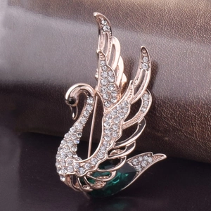 Élégante broche cygne en or rose ornée de micro-cristaux blancs et d'une gemme vert foncé