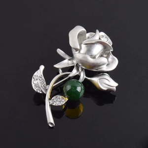 Élégante broche rose argentée avec cristaux étincelants et perle d'ambre vert foncé