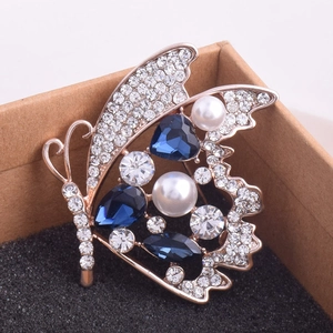 Broche papillon élégante en or rose avec cristaux bleus et perles sur boîte cadeau