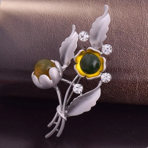 Eleganter Mattsilber Legierung Blumen Brosche Für Damen Mit Bernstein Grünen Harzsteinen Und Weißen Strasssteinen Modeschmuck