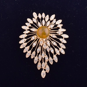 Luxury Alloy Sunburst Brooch With Amber Resin Stone Gold Floral Rhinestone Pin For Wedding Party Women Elegant Jewelry
