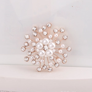 Détail de la broche flocon en or rose avec perles et cristaux de strass brillants