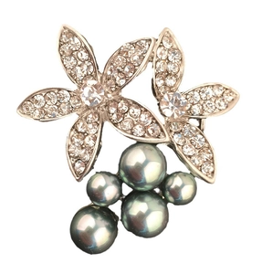 Eleganter silberner Blumen-Brosche mit funkelnden Kristallen und grauen Perlen für Damen