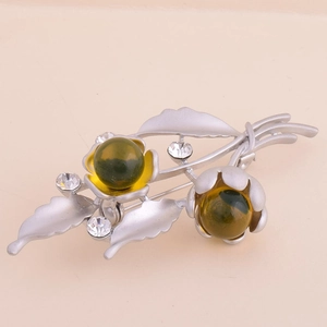 Detailansicht der mattsilbernen Blumenbrosche mit bernsteingelben Kristallen und Strass