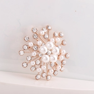 Vue détaillée d'une broche tournesol or rose avec perles et cristaux scintillants
