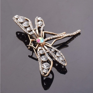 Détail de la broche libellé vintage en métal doré sertie de cristaux AB brillants