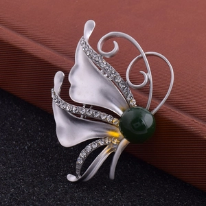 Broche papillon argentée raffinée avec perle vert foncé et strass étincelants