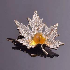 Broche feuille d'érable en or rose avec cristaux et perle d'ambre centrale