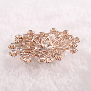 Détails de l'arrière d'une broche fleur en or rose montrant la fermeture à épingle