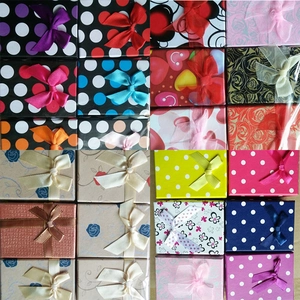 Vue détaillée de coffrets cadeaux aux motifs floraux et nœuds en ruban de satin