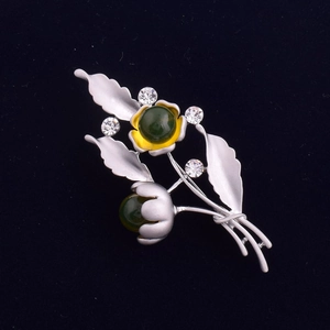 Elegante Blumenbrosche mit grünen Steinen und weißen Kristallen auf Silberbasis
