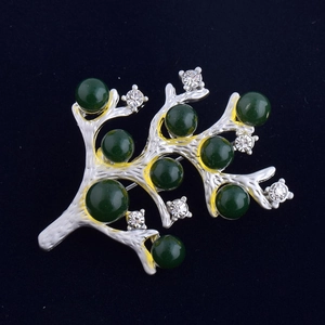 Broche élégante en branche de Noël argentée avec perles vertes et strass scintillants