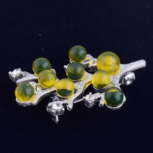 Détail de la broche branche argentée avec perles d'ambre jaunes et vertes et cristaux