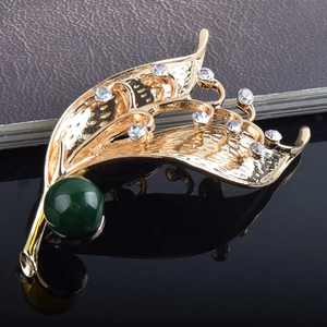 Spilla foglia dorata vintage con cristalli scintillanti e grande ornamento di perle verdi