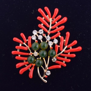 Broche élégante en branche de corail rouge avec perles vertes et cristaux étincelants