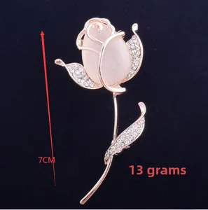 Vue détaillée de la broche fleur rose avec œil de chat et cristaux, longueur de 7 cm